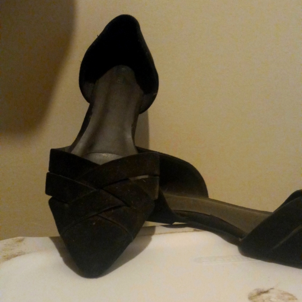 closed toe flats